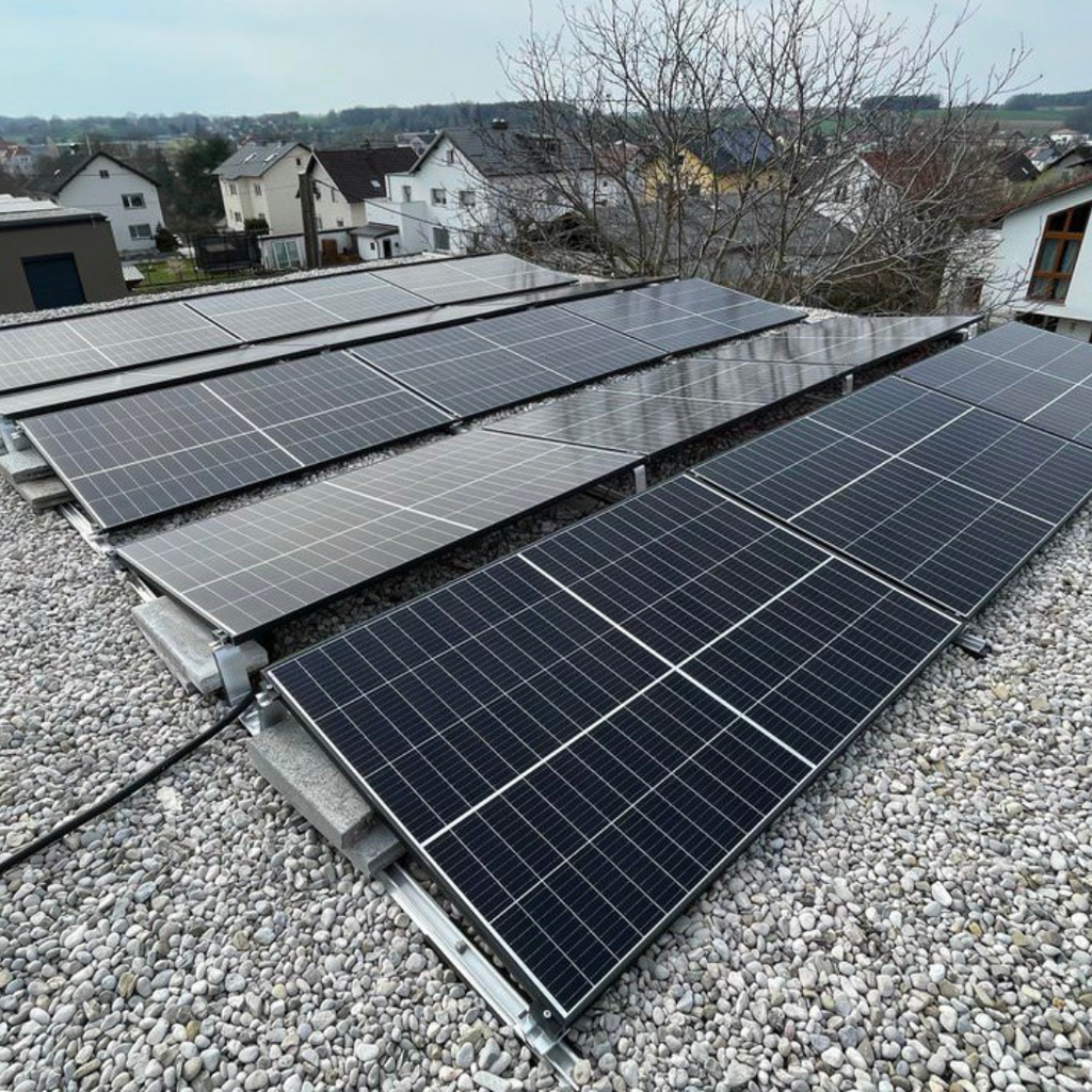 Ansicht einer Photovoltaik Anlage auf Flachdach