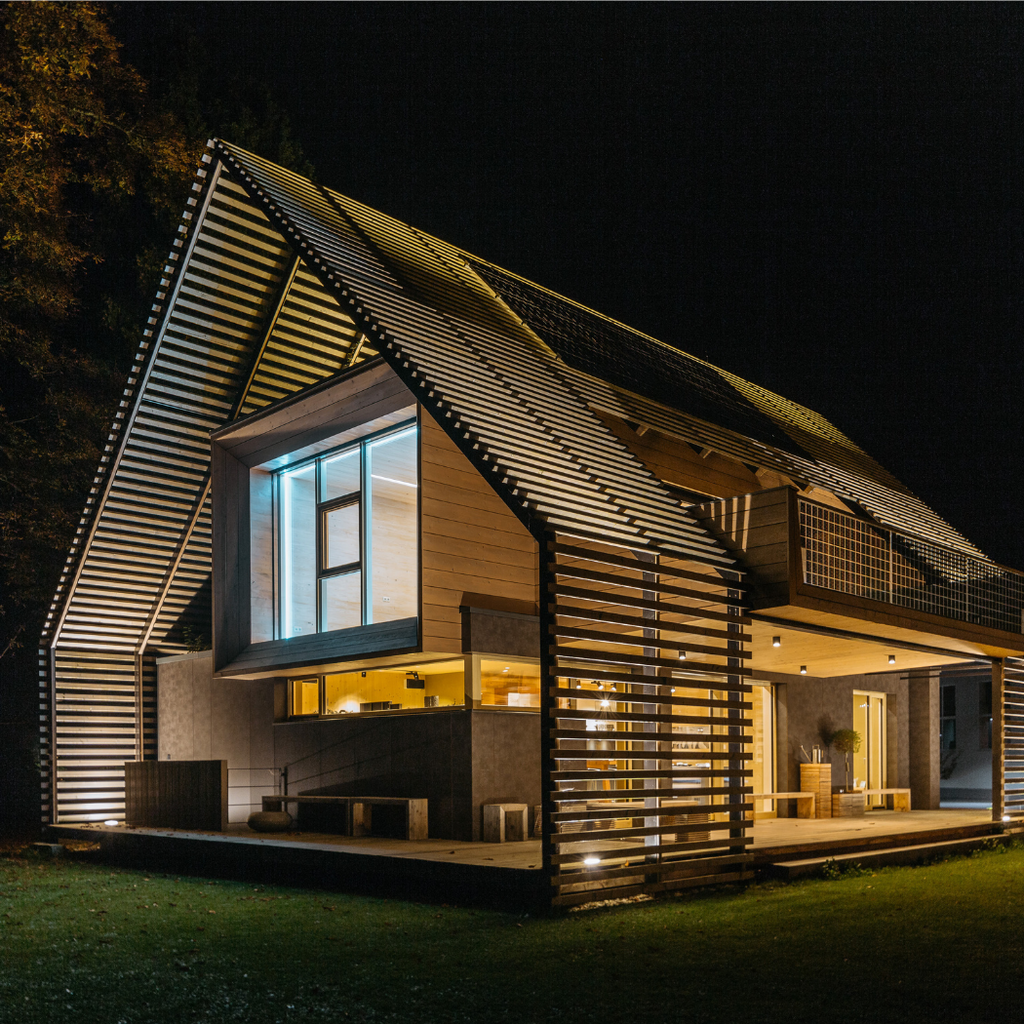 Aussenansicht eines Einfamilienhauses ausgestattet mit Smart-Home-Komponenten von Loxoe