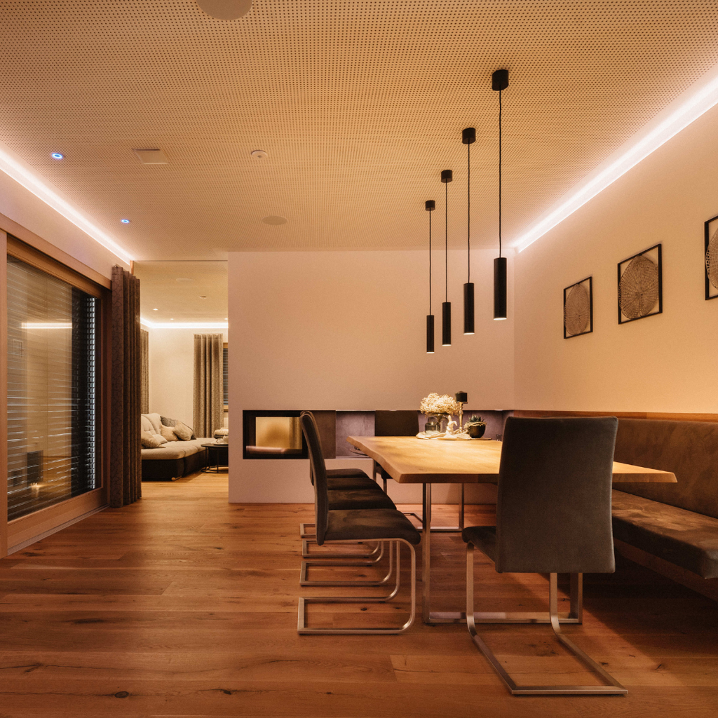 Essbereich in einem Einfamilienhaus mit intelligentem Beleuchtungssystem von Loxone