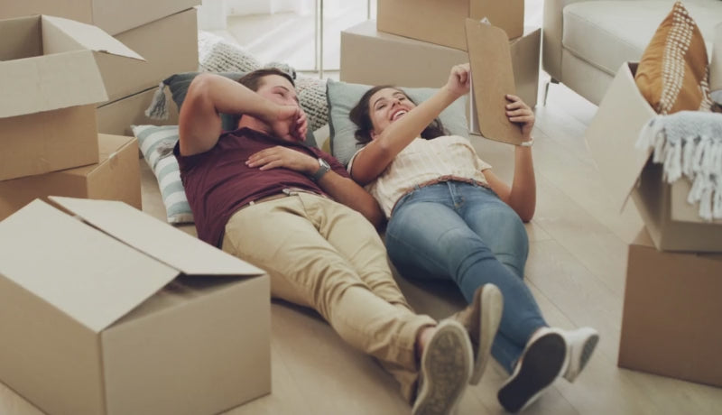 Junges Paar plant gemeinsam ihr smartes Zuhause 