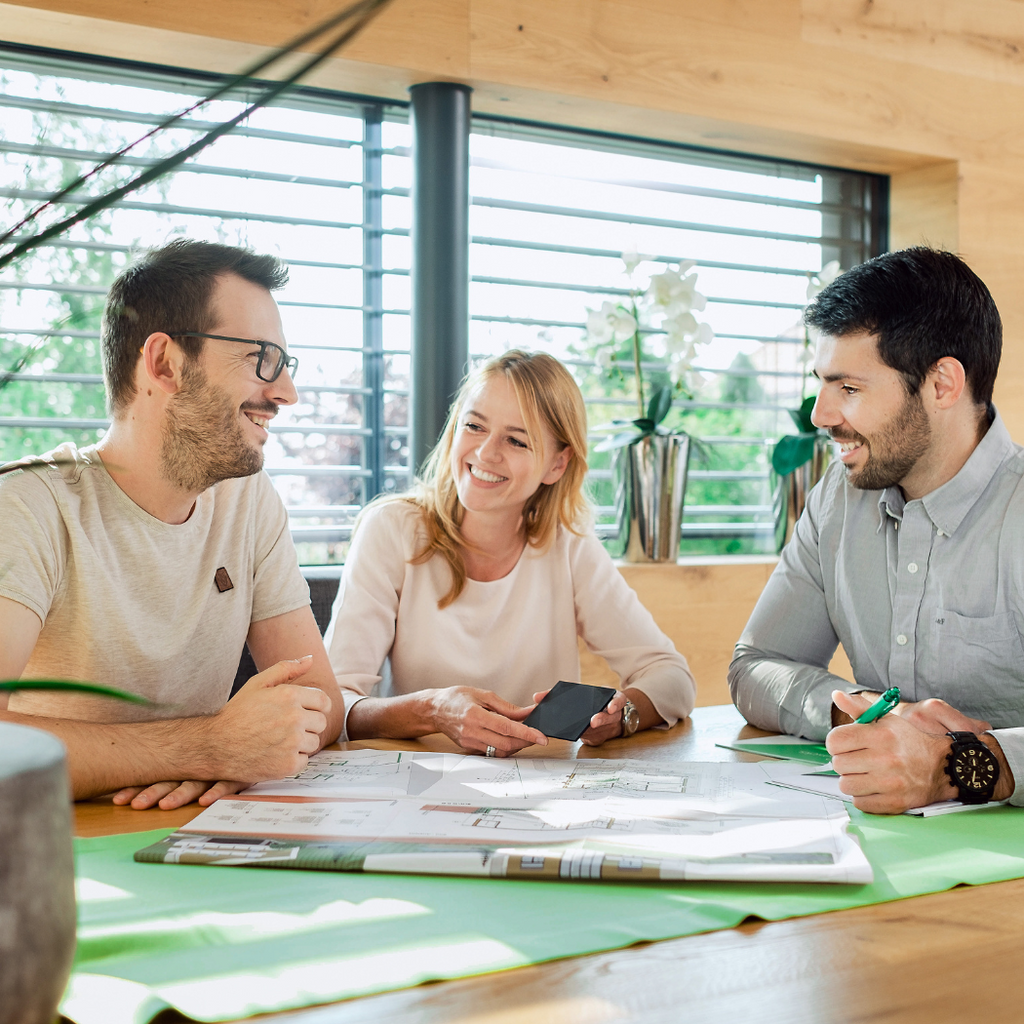 Junges Paar bei einem Beratungstermin für ihr Smart-Home Projekt 