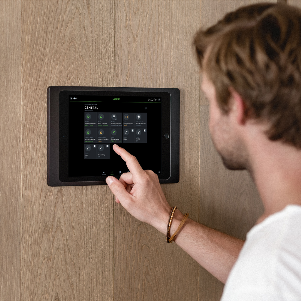 Mann bedient Loxone App auf der Loxone Wallbox