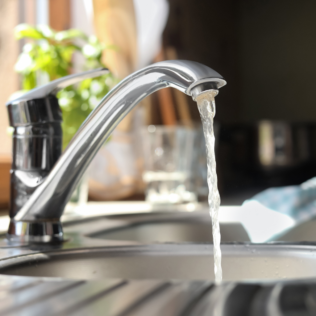 Wasserhahn in der Küche mit smartem Sensor für die Prävention von Wasserschäden